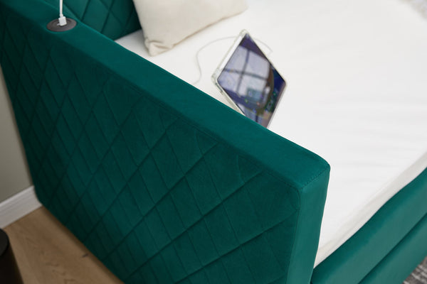 English Elm Emerald velvet daybed with diamond tufted pull-out trundle, modern sturdy frame, luxe guest bed for living spaces W1361S00033