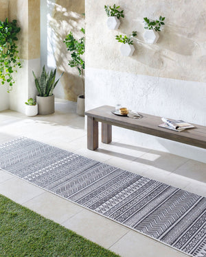 Livabliss Eagean Bohemian Flatweave Polypropylene Rug for Entryways Patios and High Traffic Zones Black, White 7'10" x 7'10" Round EAG2345-710RD