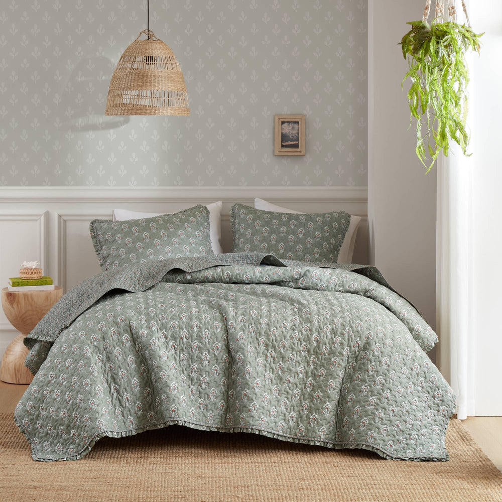 English Elm 3-piece King Quilt Set Ruffle Trim Vermicelli Stitching Soft Polyester Bohemian Bedding Sage Green B035P408231