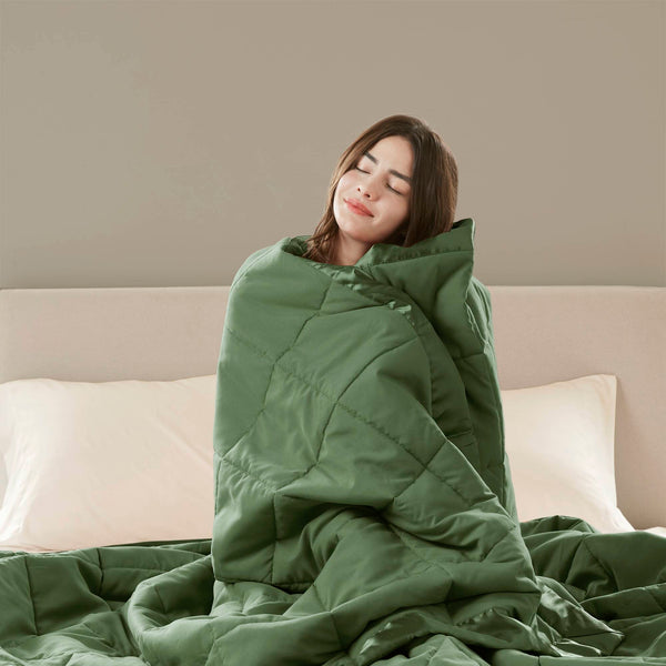 English Elm 1 Lightweight Down Alternative King Blanket with Satin Trim, Moisture-Resistant Microfiber, Quilted Comfort Green 14.96 L x 7.87 W x 7.87 H B035P319516