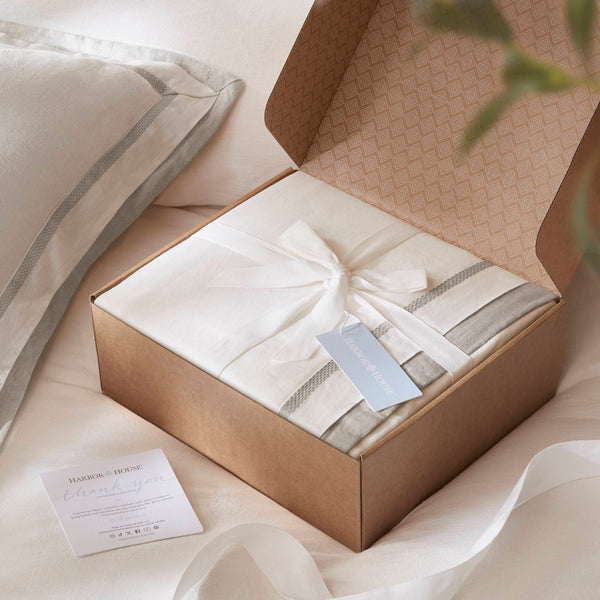 English Elm 3-Piece Queen Coverlet Set Matelassé Elegance with Two Shams — Soft Polyester-Rayon Texture, Durable Comfort Grey+White 5.27 L x 14.37 W x 12.6 H B035P381310