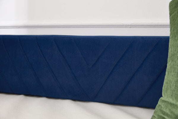 English Elm Twin Velvet Upholstered Daybed with Trundle, V-Pattern Backrest, USB Port, Side Pockets, Sturdy Design Navy W1361S00044