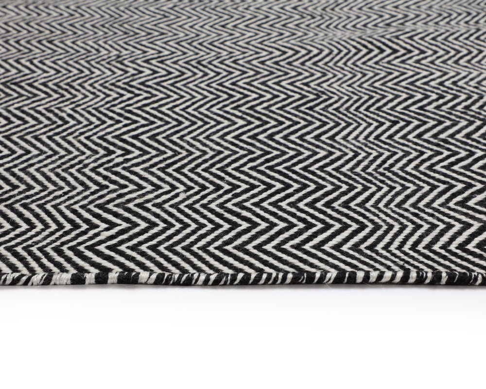 Sunpan Cusco Hand-Woven Rug - Stylish Zigzag Design, Sustainable PET Yarn, Perfect for Indoor & Outdoor Spaces Black / White