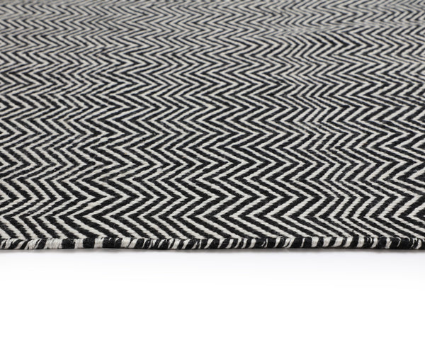 Sunpan Cusco Hand-Woven Rug - Stylish Zigzag Design, Sustainable PET Yarn, Perfect for Indoor & Outdoor Spaces Black / White
