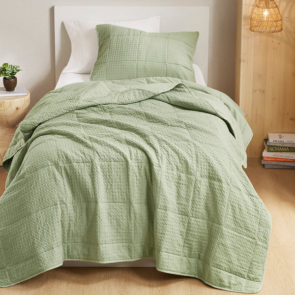 JLA Home Comfort Spaces - Waffle Premium Quilt Set with Airy Waffle-Weave Texture, Breathable Year-Round Comfort & Durable Design Green AM14-0368