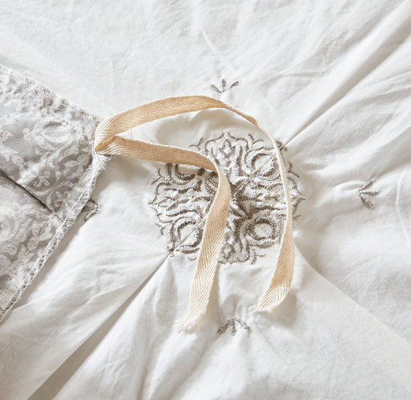 English Elm Full/Queen Malia 4-Piece Embroidered Cotton Reversible Duvet Cover Set — Shabby Chic Ivory Gray Medallion Elegance, Machine Washable, Button Closure B035129164