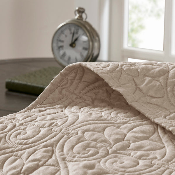 English Elm Reversible Madison Park Quebec Bedspread Set King — Cottage-Style Quilted Texture, Oversized Draping, Antimicrobial Freshness khaki 17.72 L x 15.35 W x 8.66 H B03597411