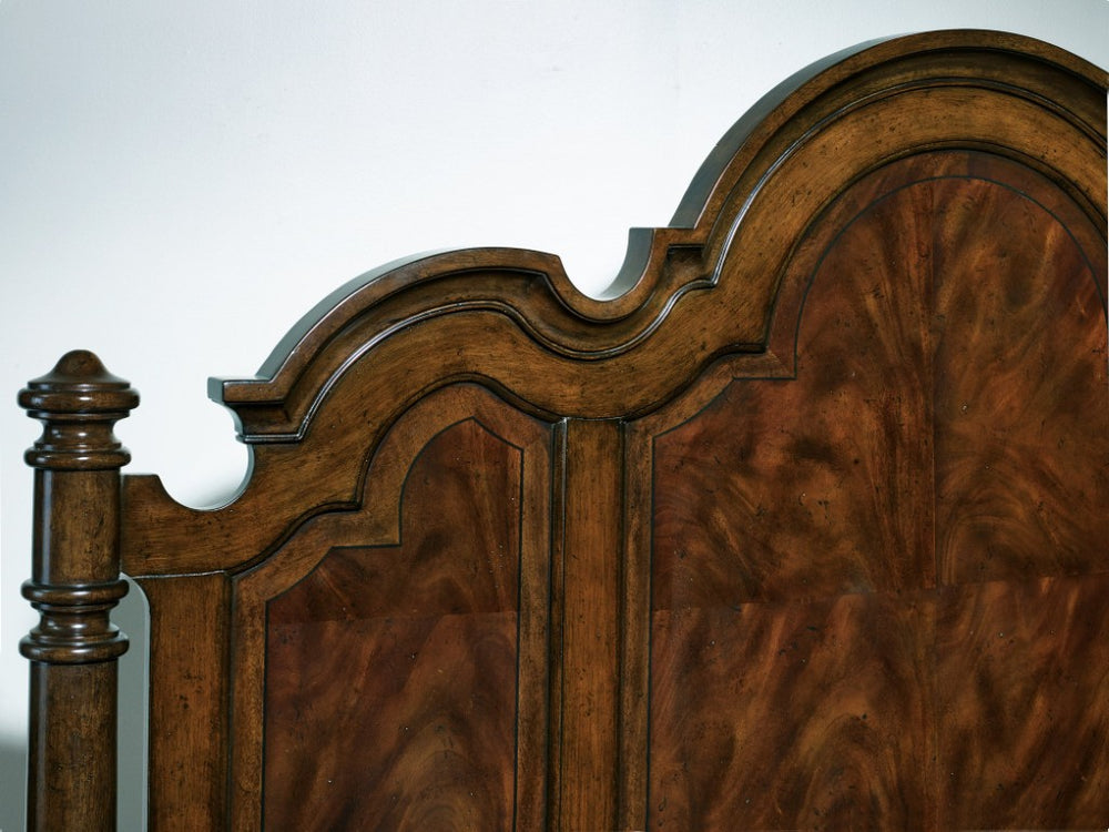 Hooker Furniture Leesburg Timeless Queen Poster Bed In Rich Mahogany Veneer With Distressed Antique-Inspired Charm 91.25 L x 82.25W x 74.25H 5381-90666