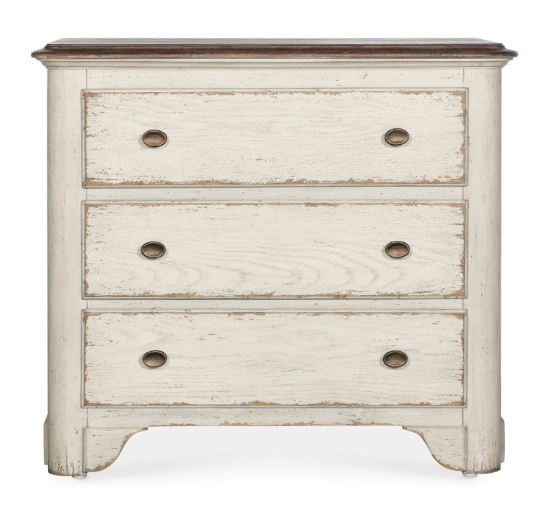 Hooker Furniture Americana Vintage-Inspired Three-Drawer Nightstand With Two-Tone Distressed Finish And Self-Closing Drawers Whites/Creams/Beiges 7050-90016-02