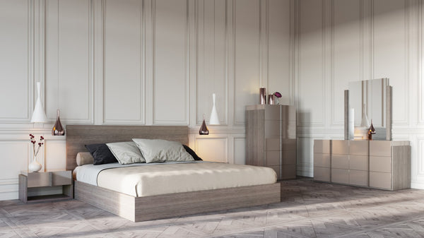 VIG Furniture Marcela Oak Maranello Italian Modern Mirror — Sleek W30"Xh41" Design, Warm Wood Veneer Focal Point VGACMARCELA-MIR