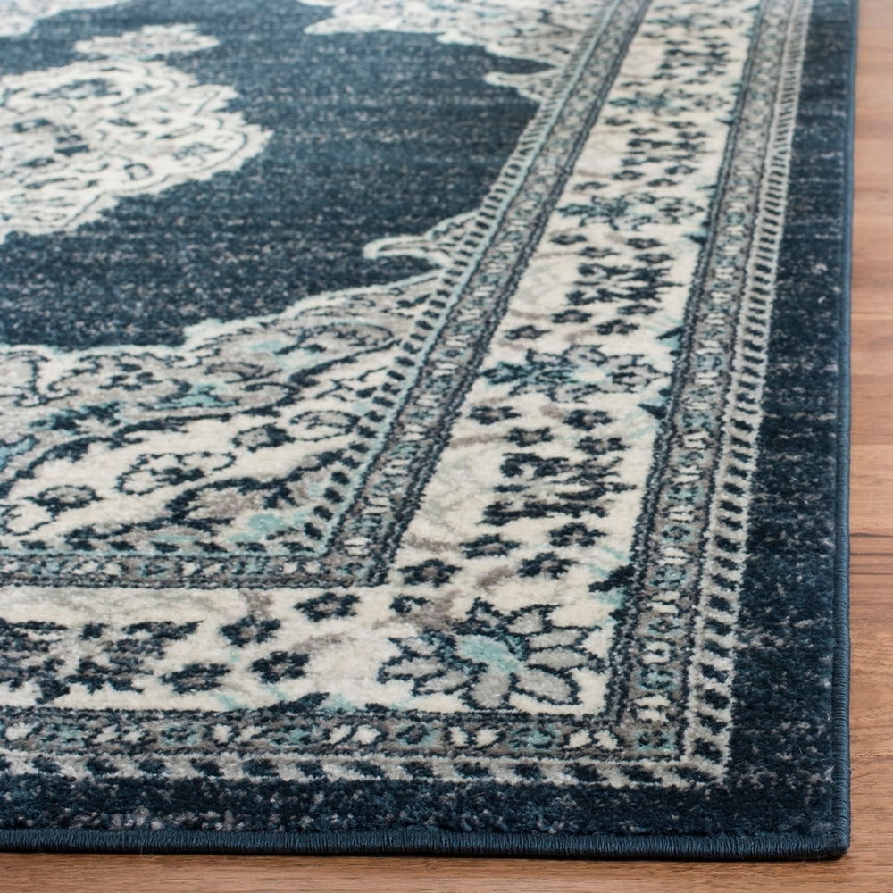 Safavieh Madison 506 Power Loomed TRADITIONAL Rug Cream / Navy MAD506N-3