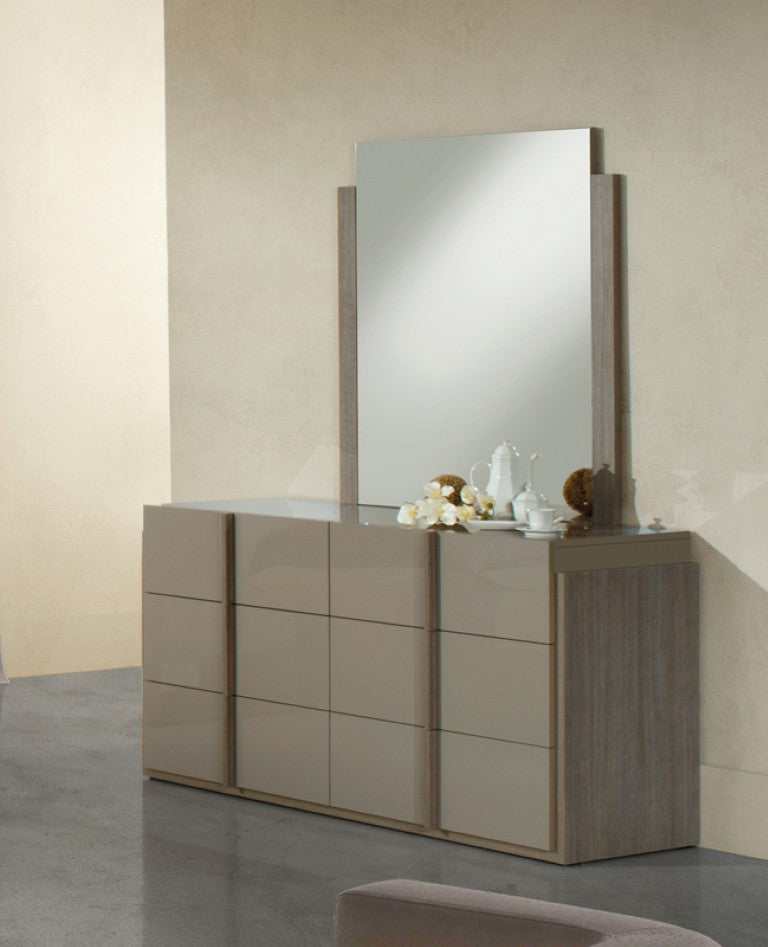 VIG Furniture Marcela Oak Maranello Italian Modern Mirror — Sleek W30"Xh41" Design, Warm Wood Veneer Focal Point VGACMARCELA-MIR
