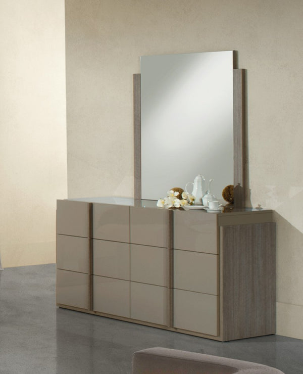 VIG Furniture Marcela Oak Maranello Italian Modern Mirror — Sleek W30"Xh41" Design, Warm Wood Veneer Focal Point VGACMARCELA-MIR