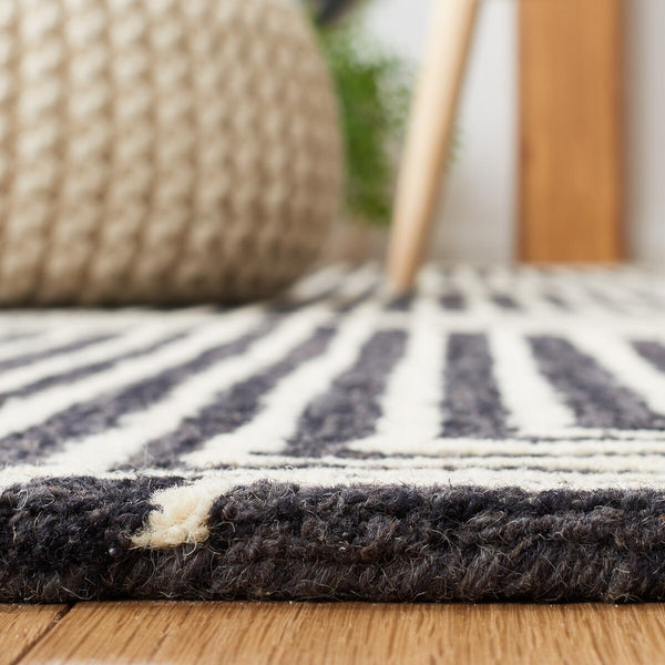 Safavieh Metro 454 Hand Tufted Contemporary Rug Black / Beige MET454Z-9