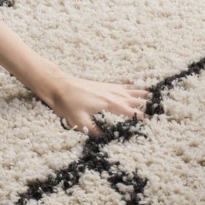 Safavieh Moroccan Fringe Shag 241 Power Loomed Shag & Flokati Rug Cream / Charcoal MFG241B-25