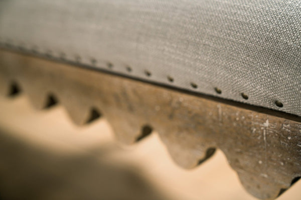 Hooker Furniture Boheme Vintage Madera Bed Bench With Antwerp Linen Seat, Scalloped Apron & Bronze Nailhead Trim, Antique Finish 5750-90019-MWD