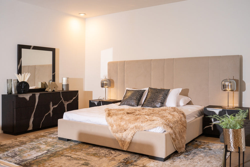 Vig Furniture Queen Modrest Penelope - Luxurious Light Grey Velvet Bed For Modern Elegance And Comfort In Your Home Light Grey  Vgvcbd2312-q