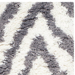 Safavieh Chevron Shag SG250 Hand Tufted  Rug Ivory / Grey SG250C-26