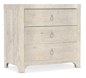 Hooker Furniture Serenity Antigua Coastal Three-Drawer Nightstand With Surf Whitewash, Soft-Close Drawers & Usb 6350-90116-80