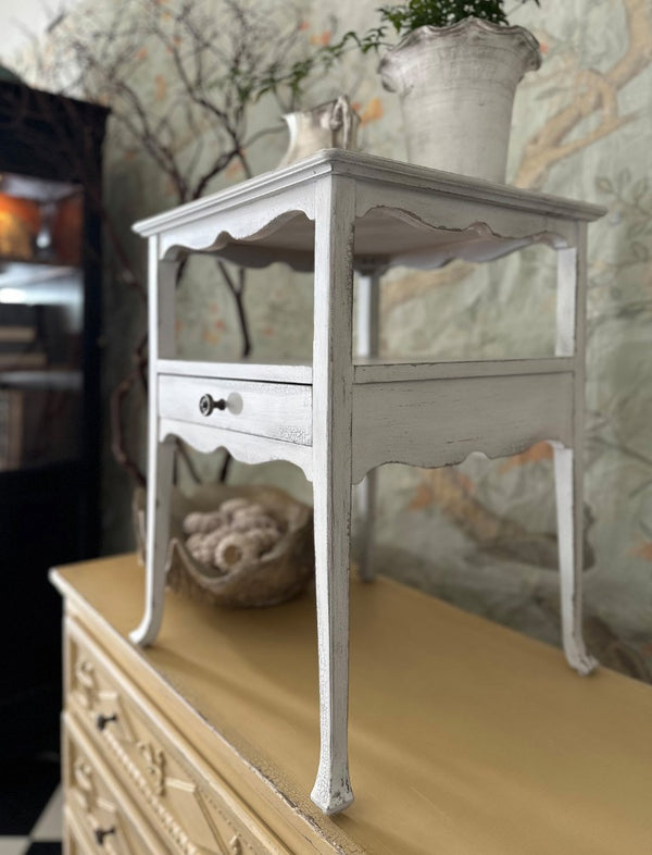 Hooker Furniture Charleston Coastal-Inspired One-Drawer Accent Table With Scalloped Trim, Self-Closing Drawer, Shelf Whites/Creams/Beiges 6750-50005-05