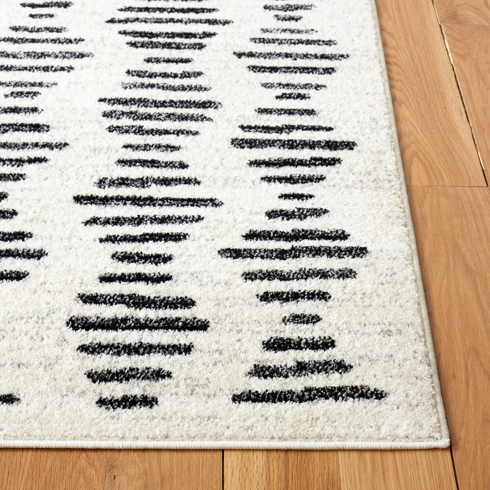Safavieh Tulum 644 Power Loomed  Rug Ivory / Black TUL644A-8SQ