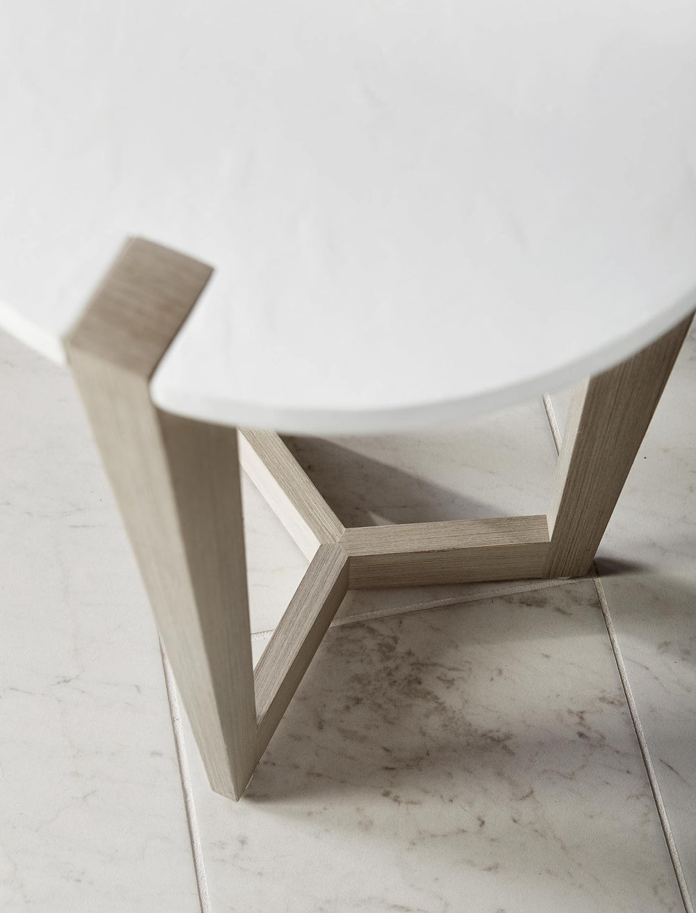 Bernhardt Bernhardt Axiom Round Accent Table With White Linen Maple Top, Tapered 3-Leg Base & Gray Veneer Finish 381122