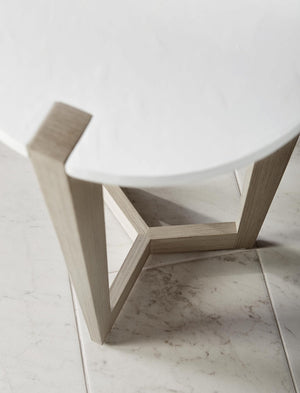 Bernhardt Bernhardt Axiom Round Accent Table With White Linen Maple Top, Tapered 3-Leg Base & Gray Veneer Finish 381122