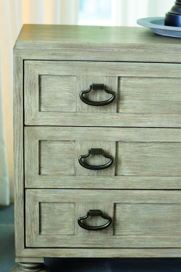 Bernhardt Bernhardt Santa Barbara Bachelor's Chest In Sandstone Cerused Oak With Vintage Nickel Pulls, 3-Drawer Elegance 385230
