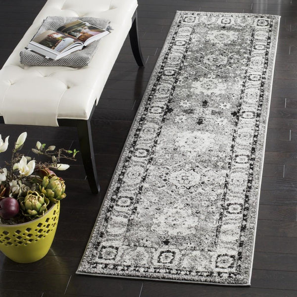 Safavieh Vintage Hamadan 214 Power Loomed Transitional Rug Grey / Black 5'-3" x 5'-3" Square