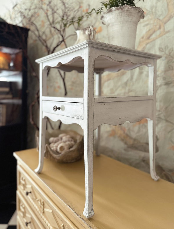 Hooker Furniture Charleston Coastal-Inspired One-Drawer Accent Table With Scalloped Trim, Self-Closing Drawer, Shelf Whites/Creams/Beiges 6750-50005-05