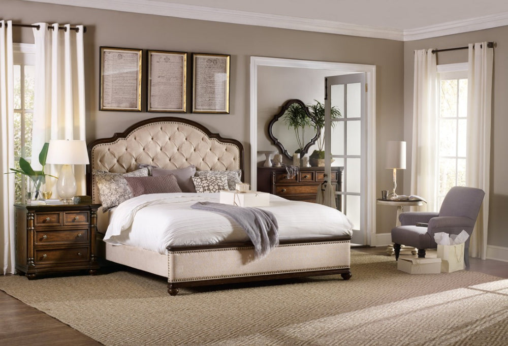 Hooker Furniture Leesburg Diamond-Tufted Upholstered Bed With Mahogany Finish, Antique Brass Nailhead Trim, Timeless Elegance 89.00 L x 65.75W x 66.00H 5381-90850