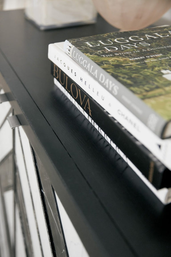 Hooker Furniture Sanctuary Noir Et Blanc Console – Marble-Effect Glass Doors, Soft-Close, Built-In Power, Fits 80" Tvs 5875-55480-00