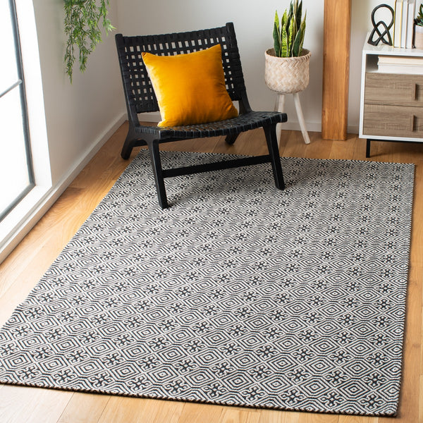 Augustine 400 Augustine 402  Power Loomed 65.0%Coton, 30.4%Polyester, 4.6%Viscose Rug Black / Light Grey