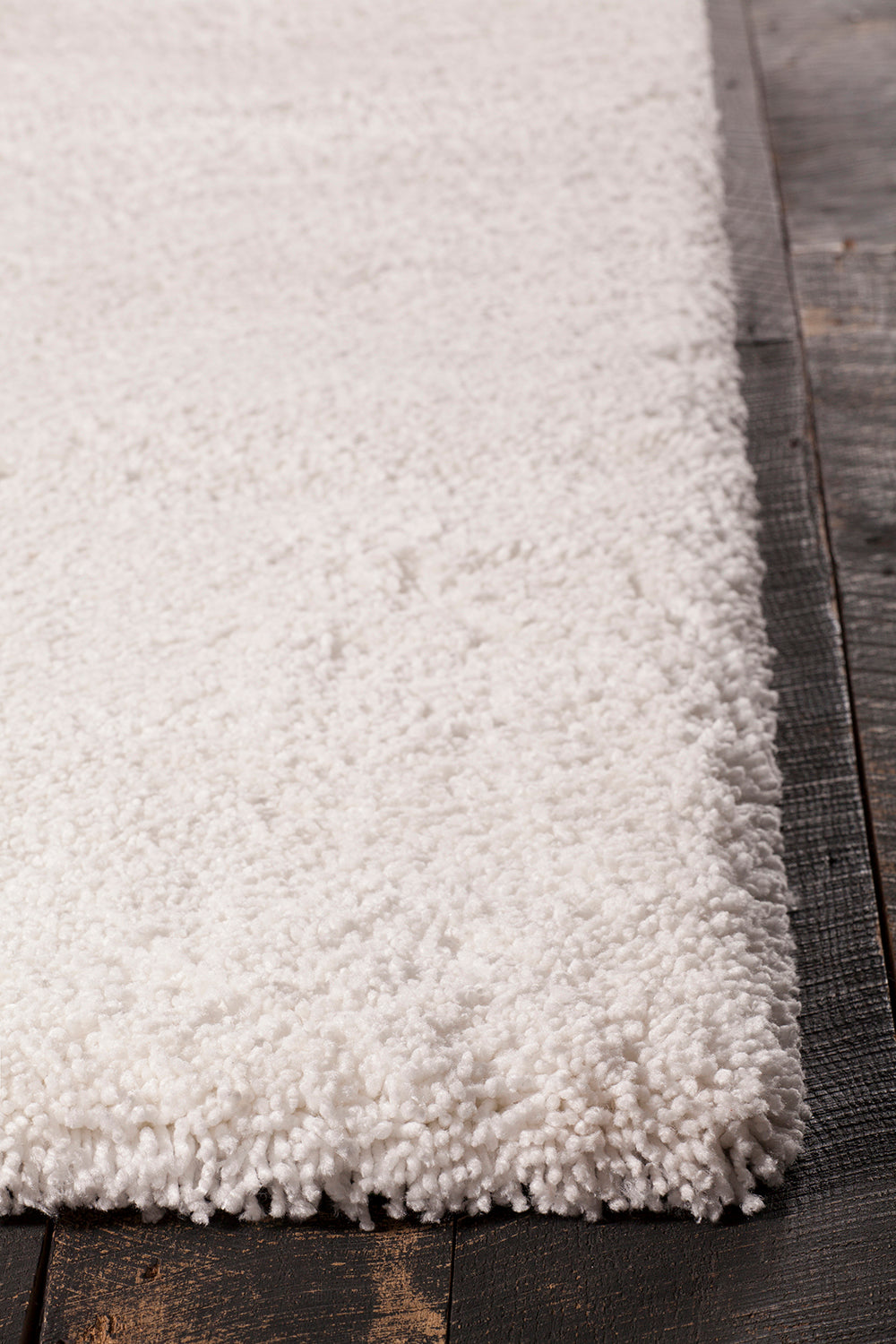 Chandra Rugs Bella 100% Polyester Hand-Woven Contemporary Shag Rug White 7'9 x 10'6