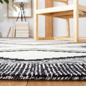 Safavieh Casbalanca 225 Hand Tufted Pile Content: 100% Wool Rug Ivory / Black Pile Content: 100% Wool CSB225Z-5