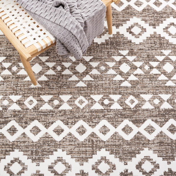 Safavieh Dakota 182 Power Loomed Polyester Rug DAK182T-9