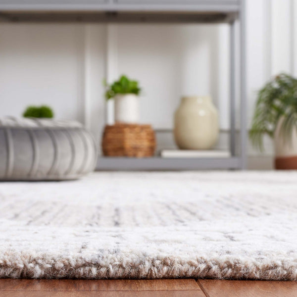 Safavieh Ebony 113 Antique Hand Tufted Rug Brown / Ivory EBN113T-8