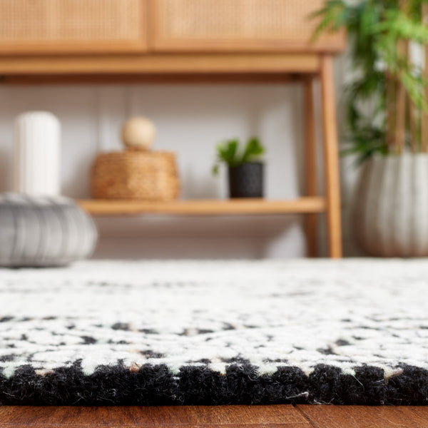 Safavieh Ebony 114 Antique Hand Tufted Rug Black / Ivory EBN114Z-8