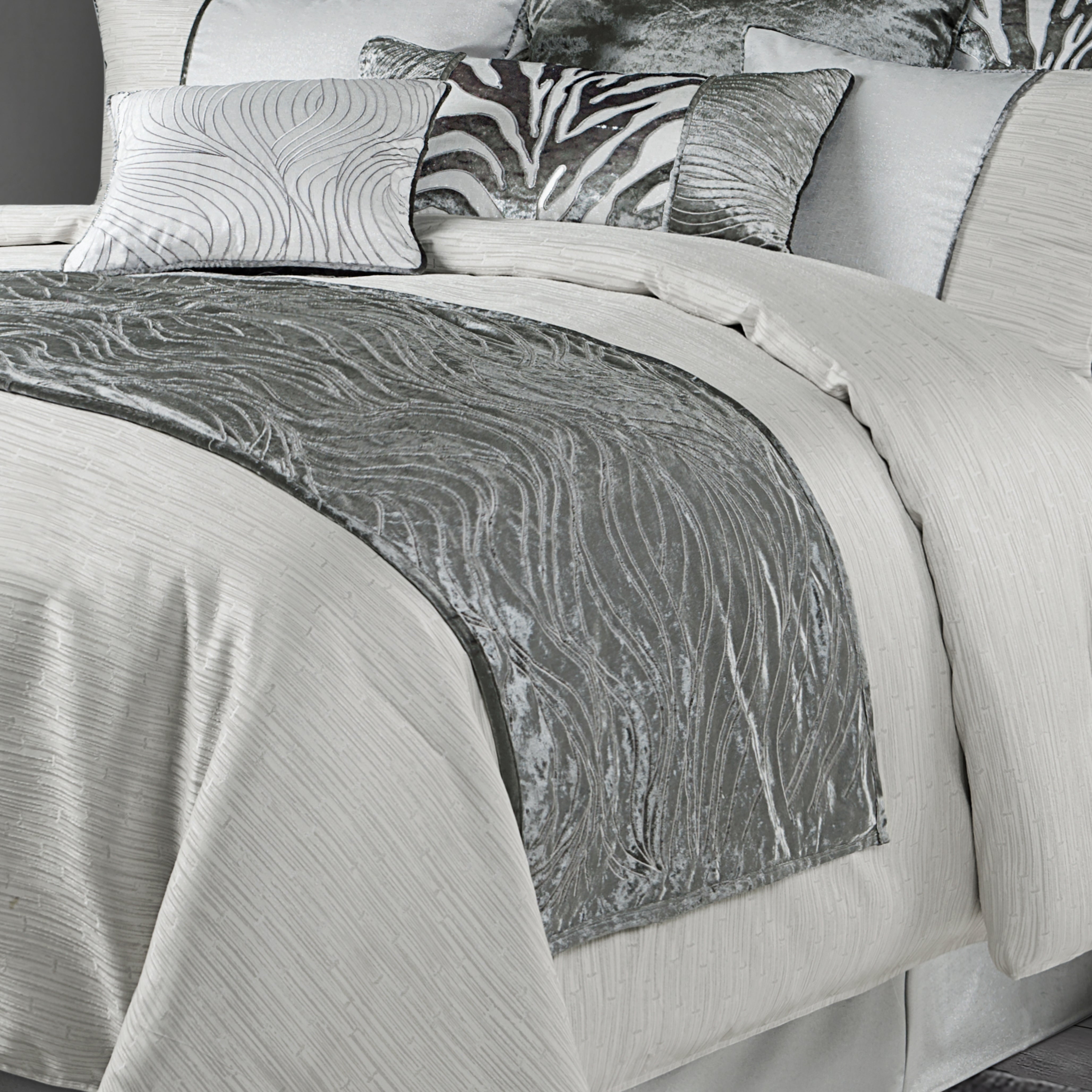 HiEnd Accents Celeste Bed Runner - Thumbnail 2