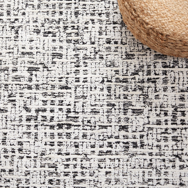 Safavieh Glamour 601 Modern Hand Tufted Rug Black / Ivory GLM601Z-8