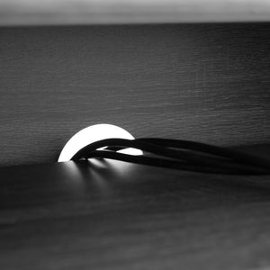 Safavieh Aurelio 2 Shelf Media Stand Distressed Black Honeycomb/ Pb / Mdf/ Rubber Wood MED9600E