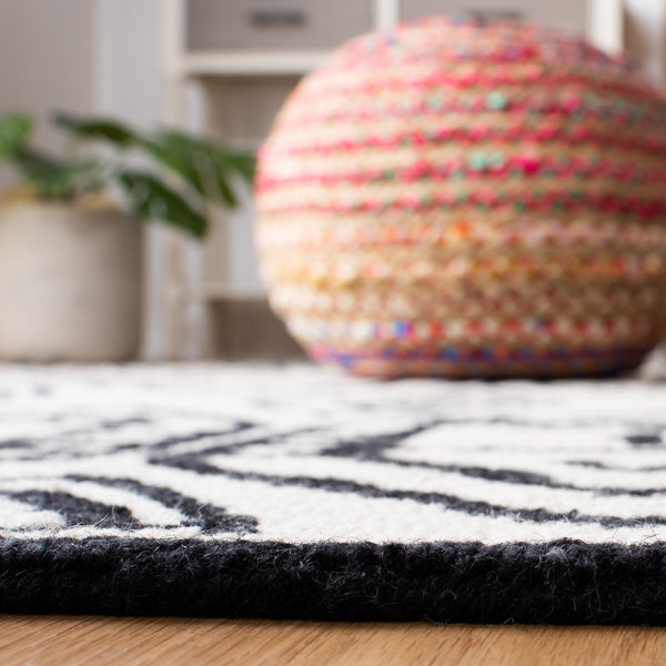 Safavieh Metro 404 Handtufted 100% Wool Rug Black / Ivory MET404Z-3