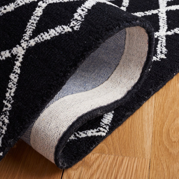 Safavieh Metro 994 Hand Tufted 100% Fine Indian Wool Pile Rug Black / Ivory 100% Fine Indian Wool Pile MET994Z-5