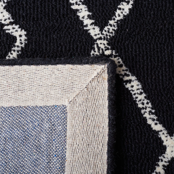 Safavieh Metro 994 Hand Tufted 100% Fine Indian Wool Pile Rug Black / Ivory 100% Fine Indian Wool Pile MET994Z-5
