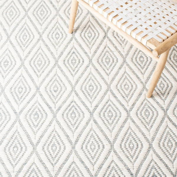 Safavieh Marbella 308 Hand Woven 100% Wool Pile Rug Light Blue / Ivory MRB308L-5