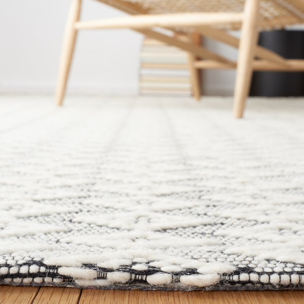 Safavieh Marbella 310 Hand Woven 100% Wool Pile Rug Ivory / Black MRB310A-5