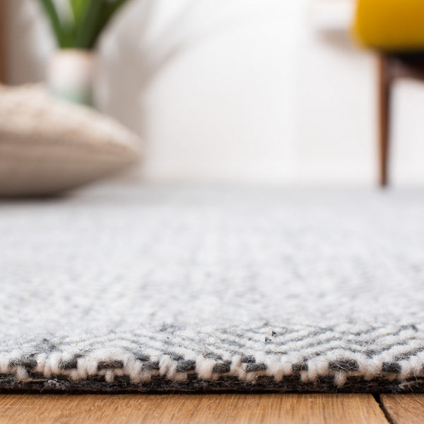 Safavieh Marbella 316  Hand Woven 50% Polypropylene, 50% Wool Rug MRB316H-8