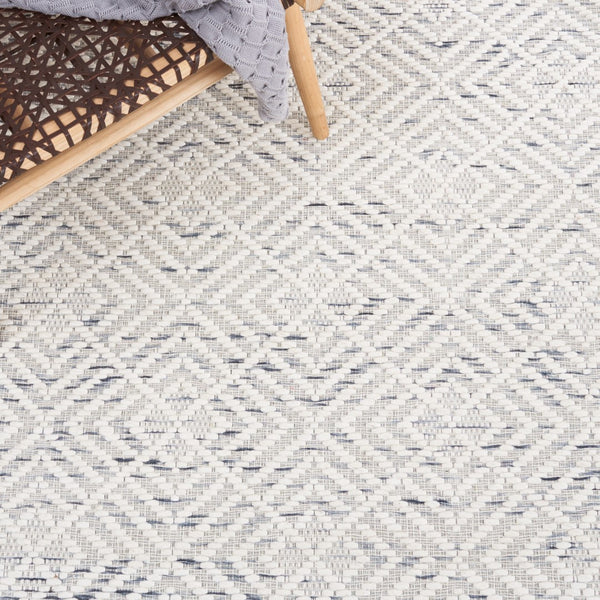 Safavieh Marbella 425 Hand Woven 80% Wool and 20% Polyester Rug MRB425Z-8