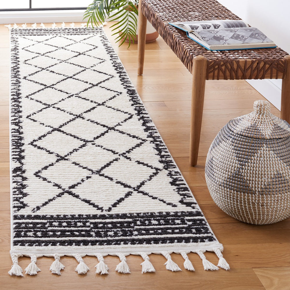 Safavieh Moroccan Tassel 103 Power Loomed 100% Polypropylene Rug MRT103A-9