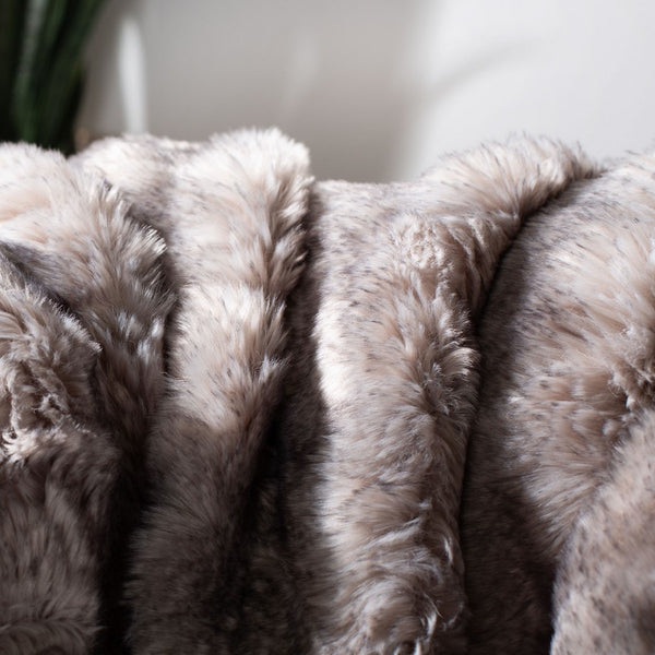 Faux Chinchilla Throw - Luxurious Animal-Friendly Blanket for Cozy Elegance in Home Decor